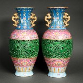 PAIR OF CHINESE FAMILLE ROSE R