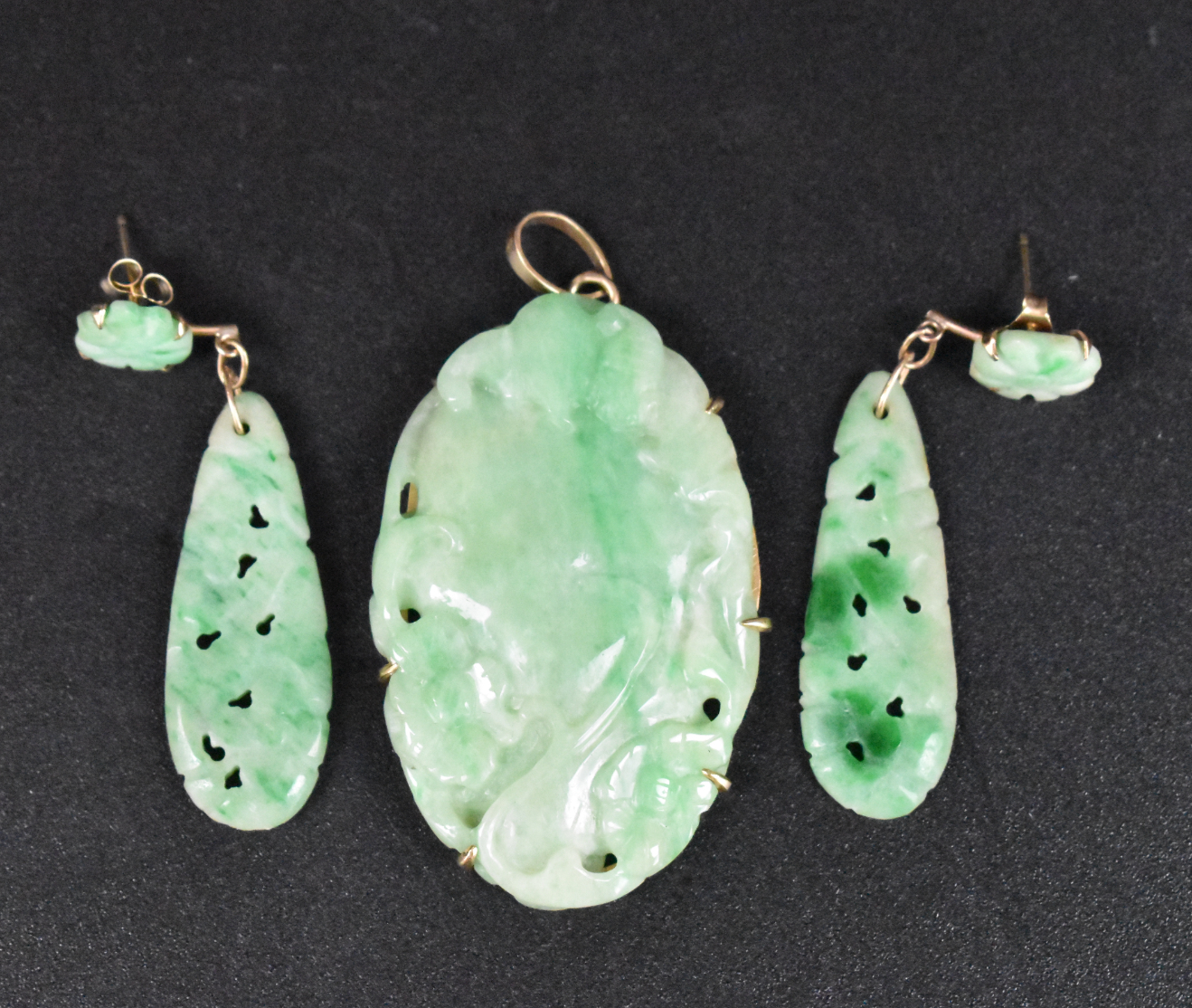 PAIR OF CHINESE JADEITE EARRINGS
