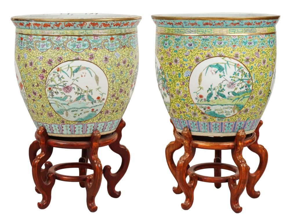 PAIR OF CHINESE PORCELAIN