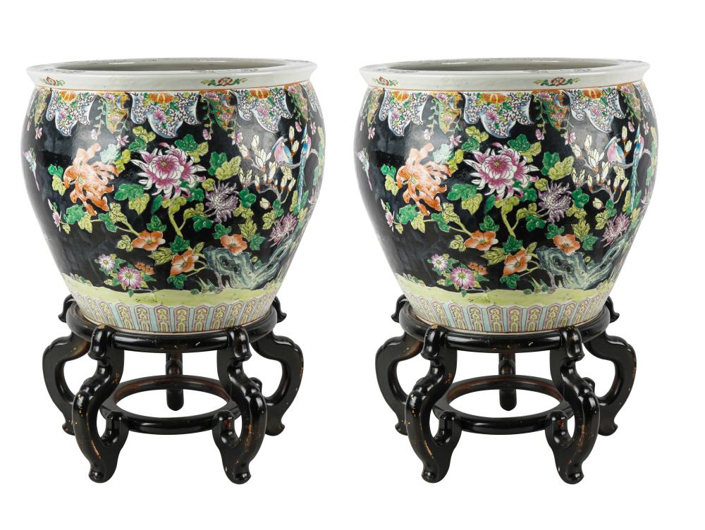 PAIR OF CHINESE PORCELAIN