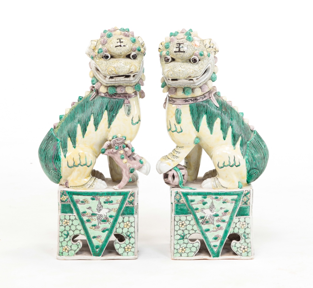 PAIR OF CHINESE PORCELAIN FOO DOGS.