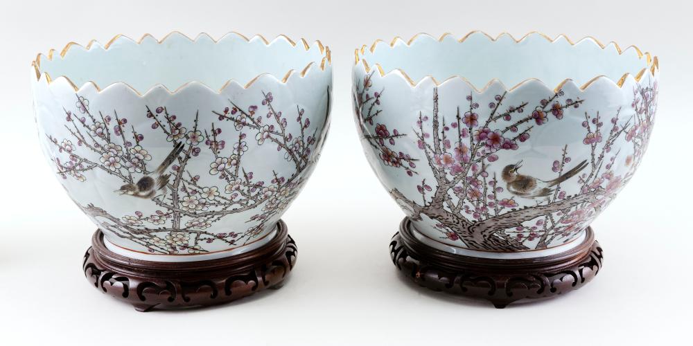 PAIR OF CHINESE PORCELAIN LOBED