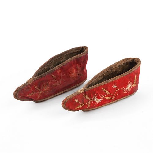 PAIR OF CHINESE SILK EMBROIDERED