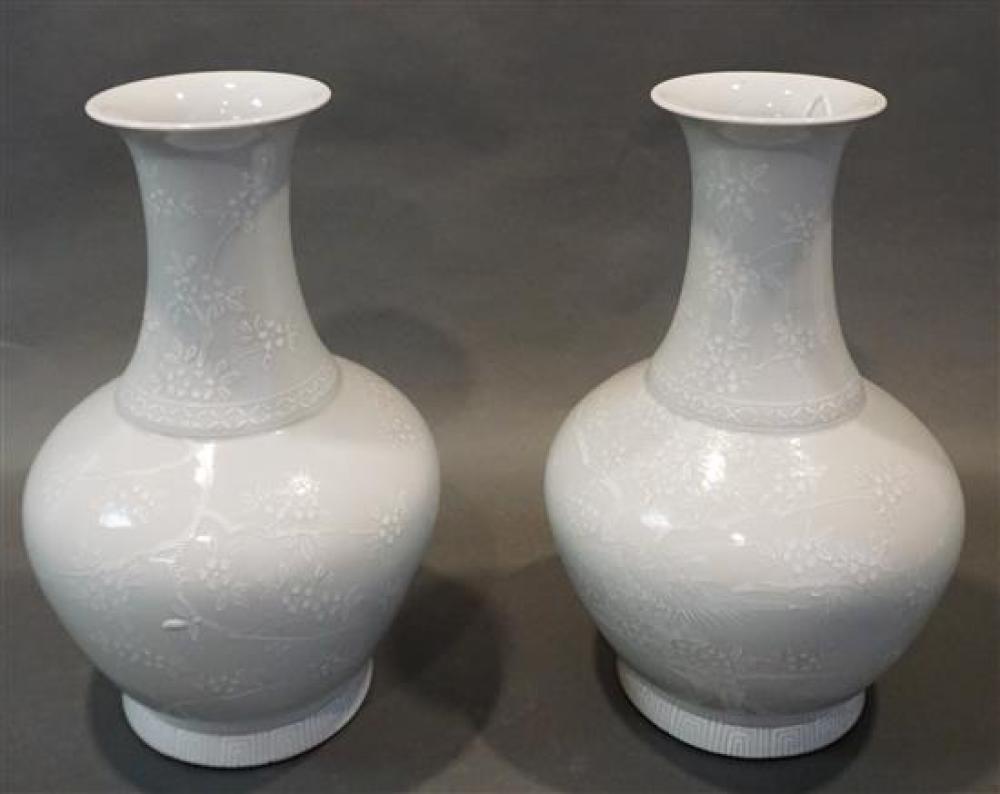 PAIR OF CHINESE WHITE SLIPPED