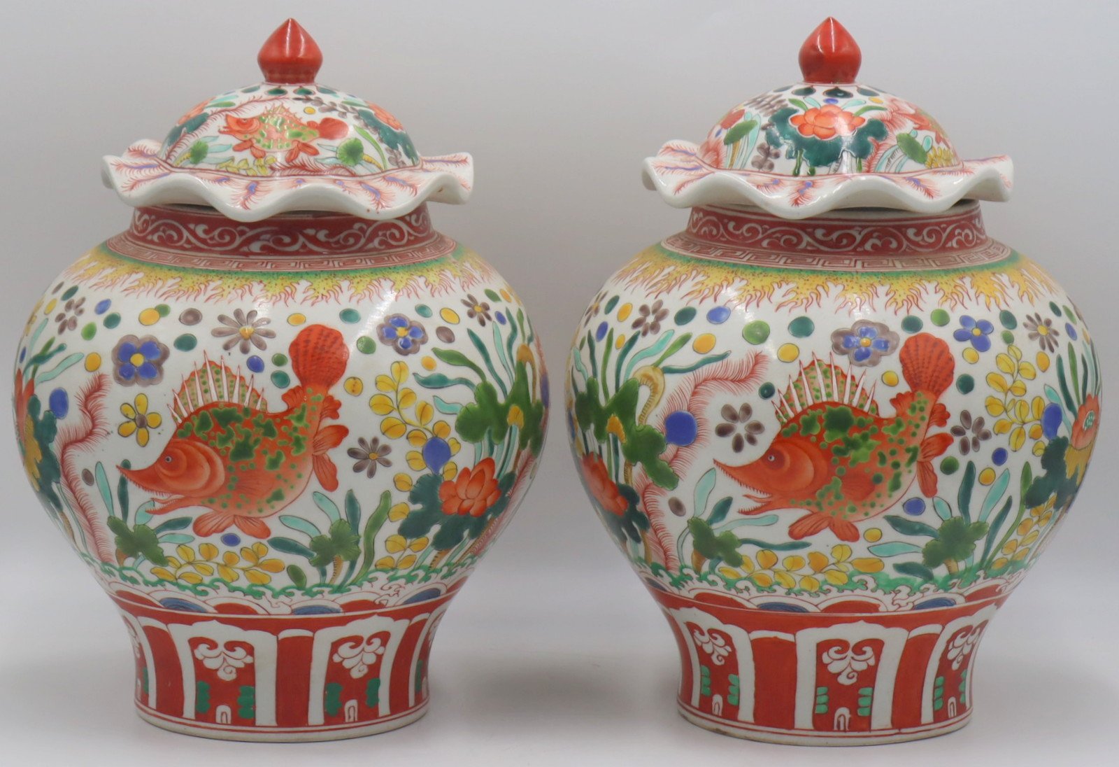 PAIR OF CHINESE WUCAI LIDDED JARS