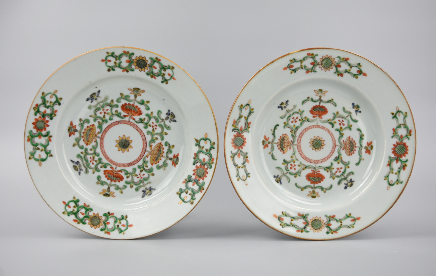 PAIR OF CHINESE WUCAI PLATES W/