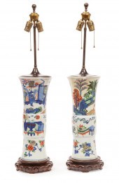 PAIR OF CHINESE WUCAI PORCELAI