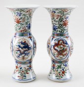 PAIR OF CHINESE WUCAI PORCELAI