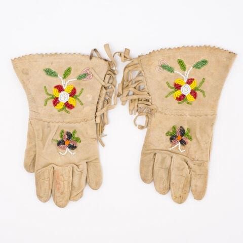 PAIR OF CREE CHILD'S BEADED GLOVES,