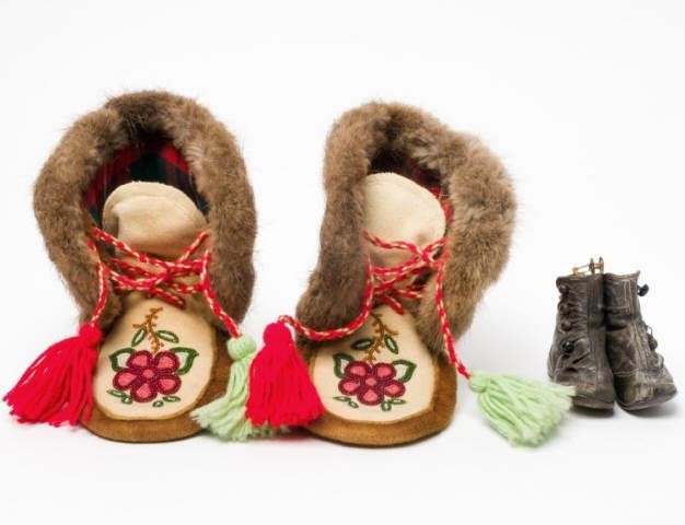 PAIR OF CREE MOCCASINS & BABY