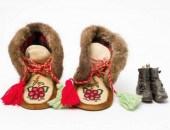PAIR OF CREE MOCCASINS & BABY