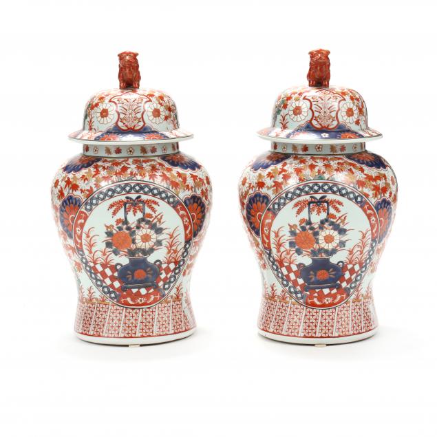 PAIR OF DECORATIVE IMARI LIDDED