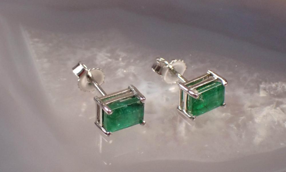 PAIR OF EMERALD AND GOLD EAR