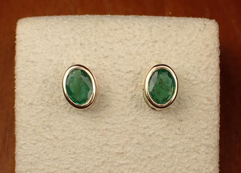 PAIR OF EMERALD AND YELLOW GOLD EAR