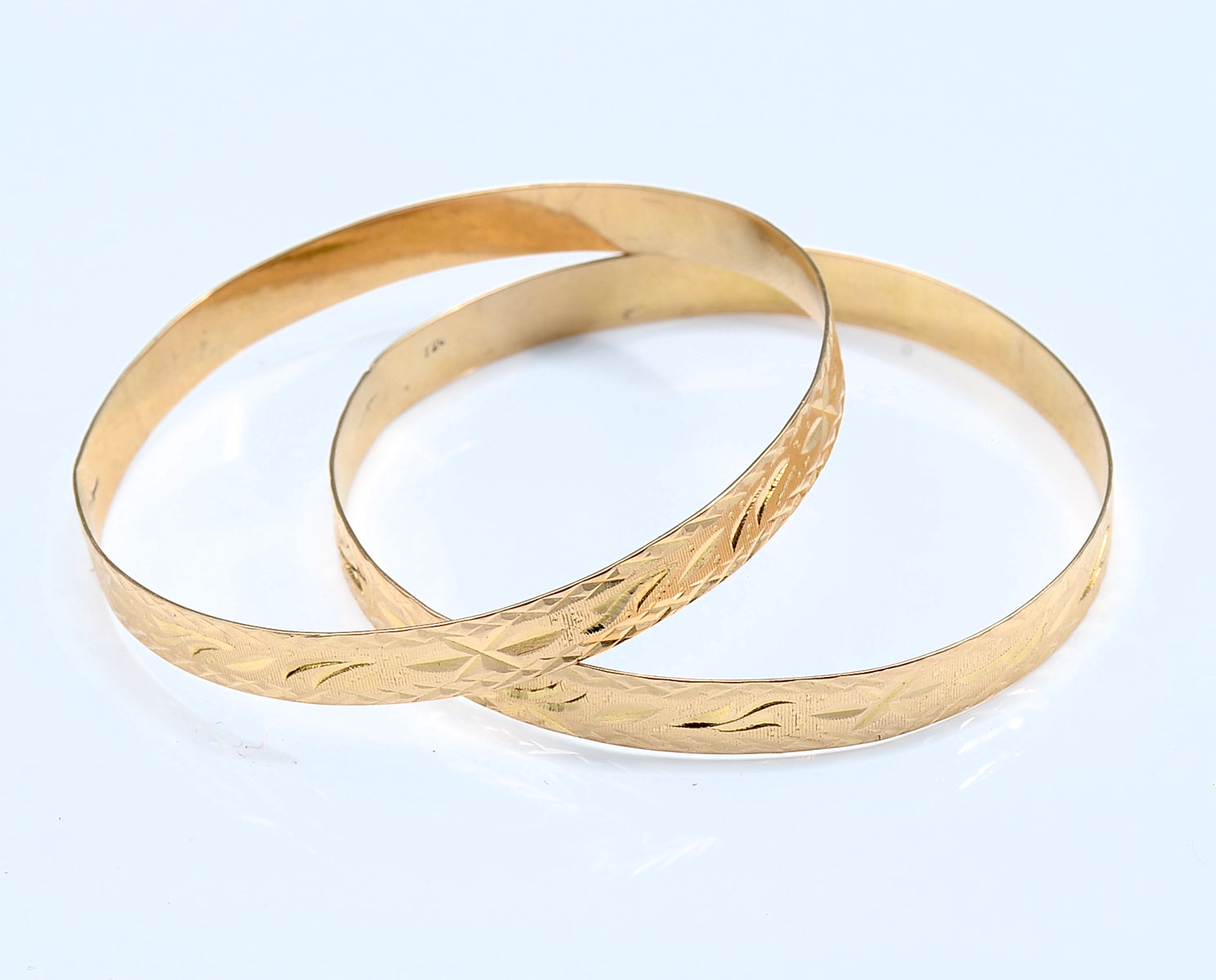 PAIR OF ETCHED 18K GOLD BANGLES: