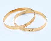 PAIR OF ETCHED 18K GOLD BANGLE