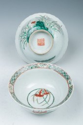 PAIR OF FAMILLE ROSE BOWLSA pa