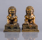 PAIR OF FOO DOGSA pair of gold
