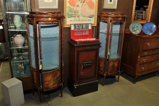 PAIR OF FRENCH STYLE CURIO