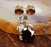 PAIR OF GARNET EAR STUDS AND G
