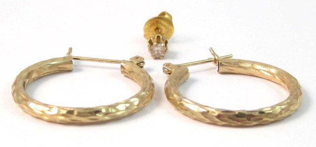 PAIR OF HOOP EARRINGS AND AN EAR