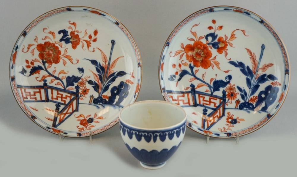 PAIR OF IMARI DISHES AND A