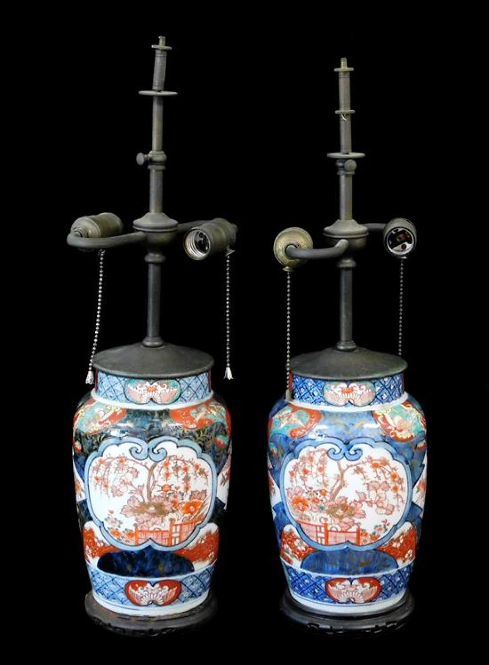 PAIR OF IMARI PATTERN PORCELAIN