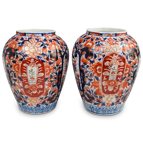 PAIR OF IMARI PORCELAIN