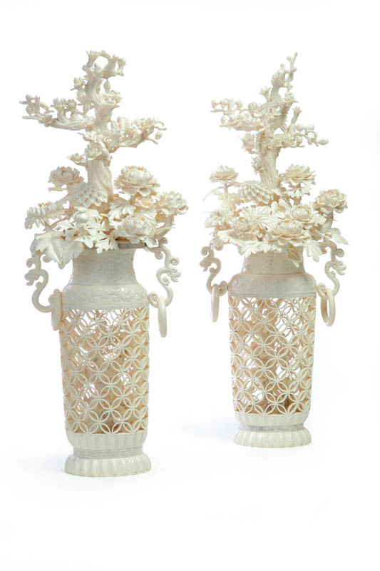 PAIR OF IVORY FLORAL ARRANGEMENTS.