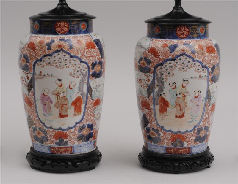 PAIR OF JAPANESE IMARI PORCELAIN