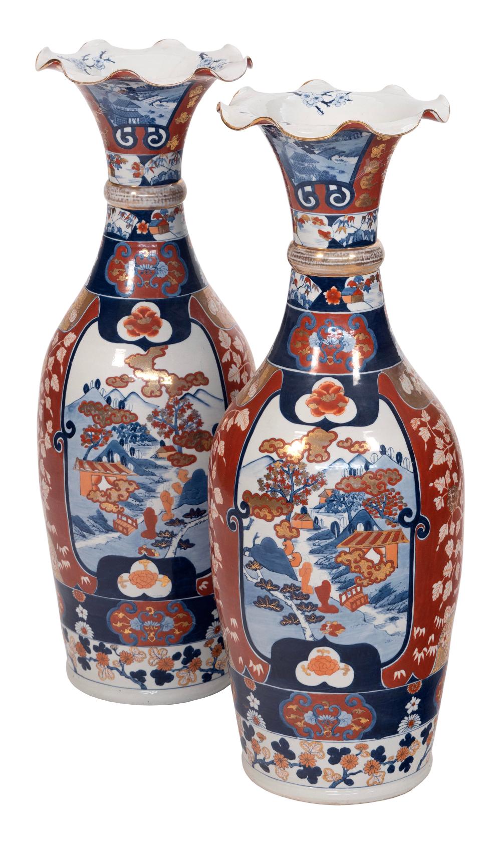 PAIR OF JAPANESE IMARI PORCELAIN