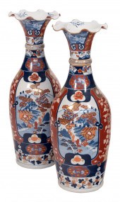 PAIR OF JAPANESE IMARI PORCELA