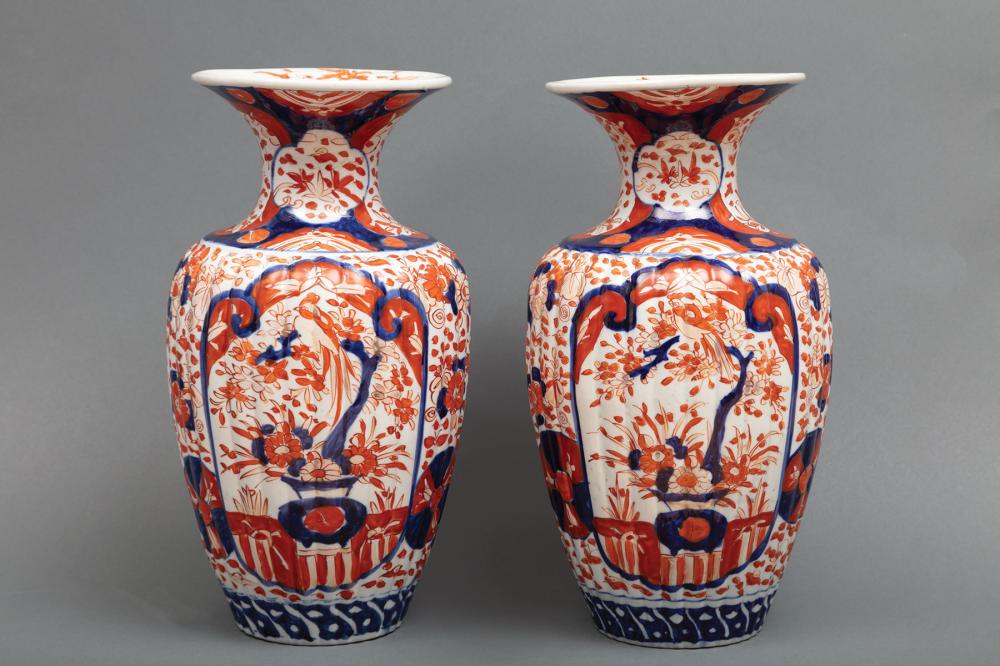 PAIR OF JAPANESE IMARI PORCELAIN