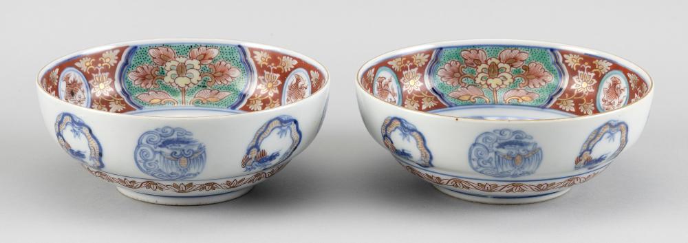 PAIR OF JAPANESE IMARI PORCELAIN
