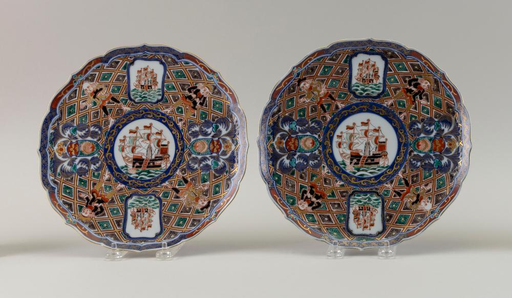 PAIR OF JAPANESE IMARI PORCELAIN