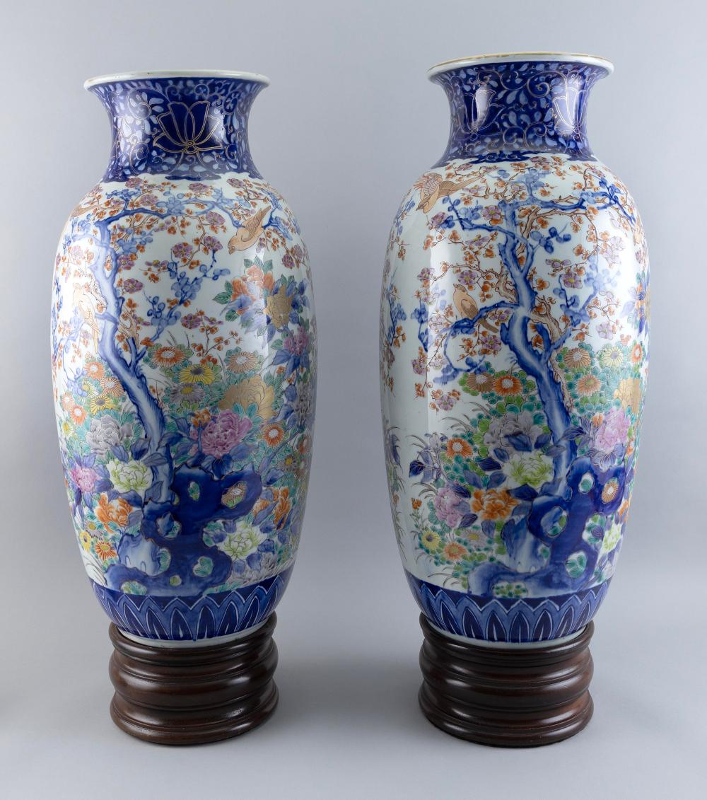 PAIR OF JAPANESE PORCELAIN TEMPLE