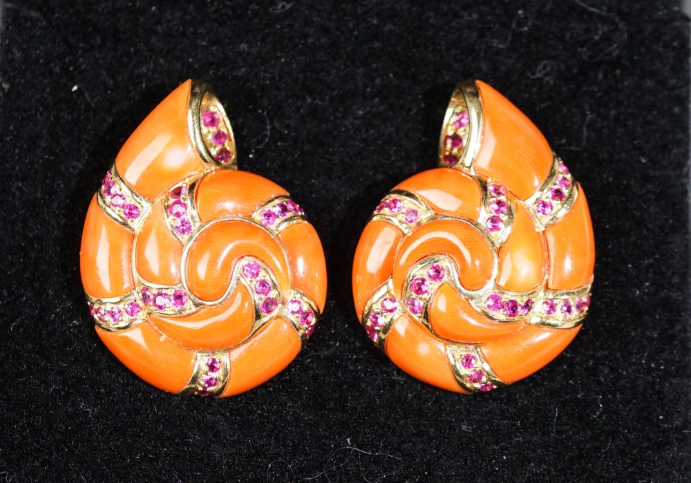 PAIR OF KANARIS 18-KARAT