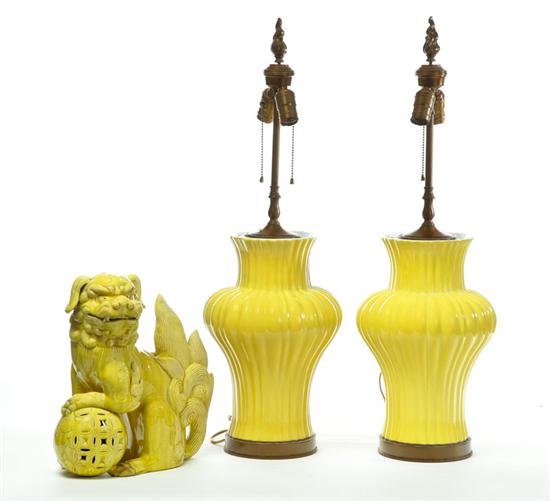 PAIR OF LAMPS AND A FOO DOG. 