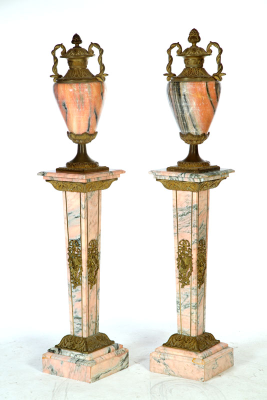 PAIR OF MARBLE PEDESTALS WITH URNS.