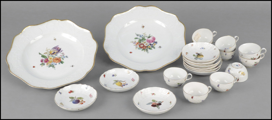 PAIR OF MEISSEN PORCELAIN PLATES.