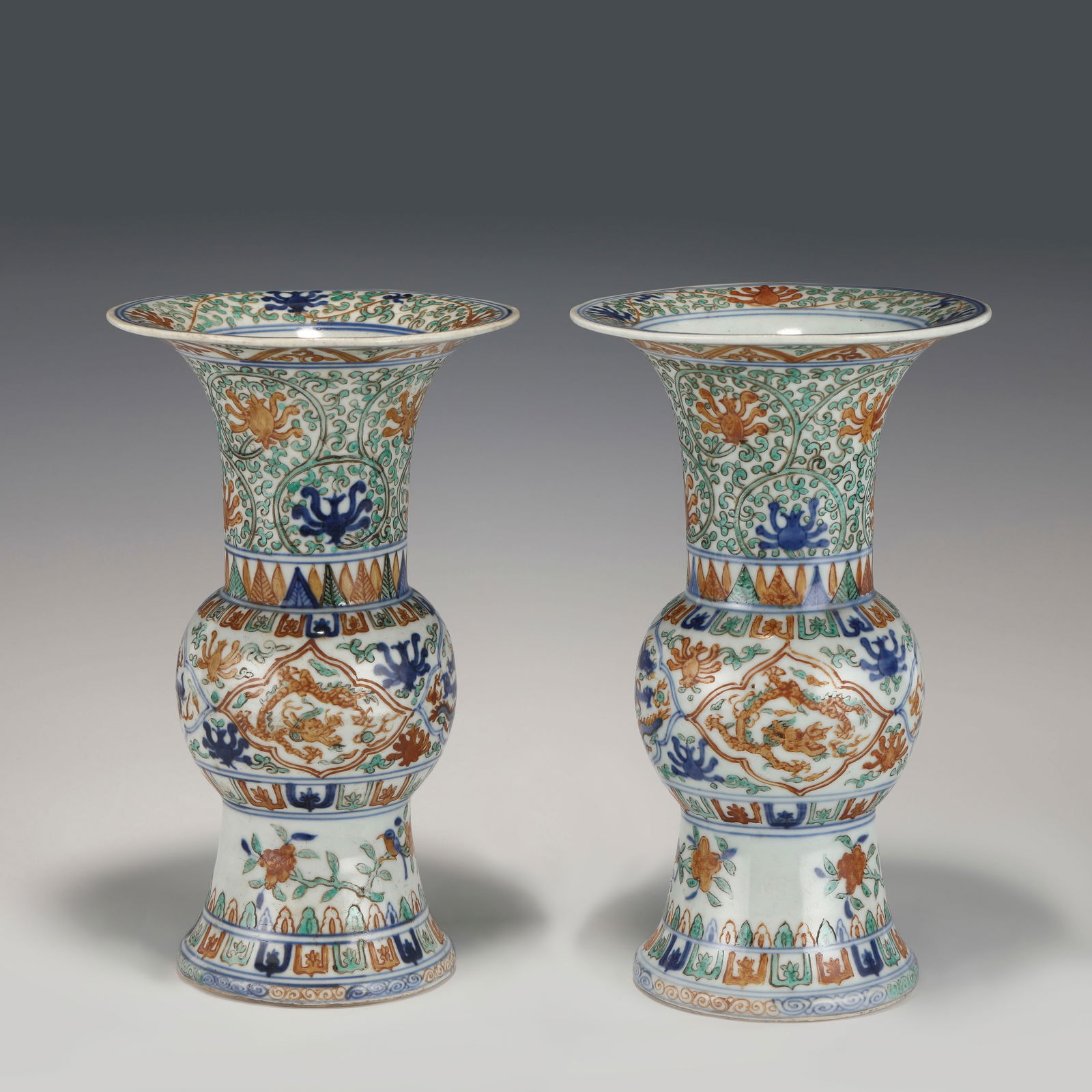 PAIR OF MING WANLI WUCAI GU