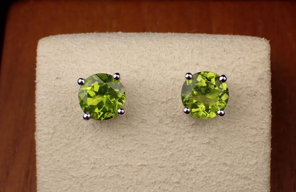 PAIR OF PERIDOT AND FOURTEEN