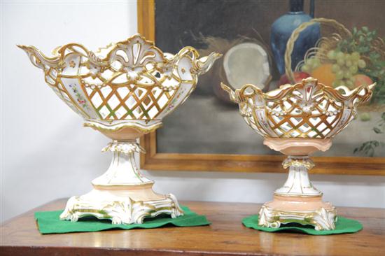 PAIR OF PORCELAIN COMPOTES.