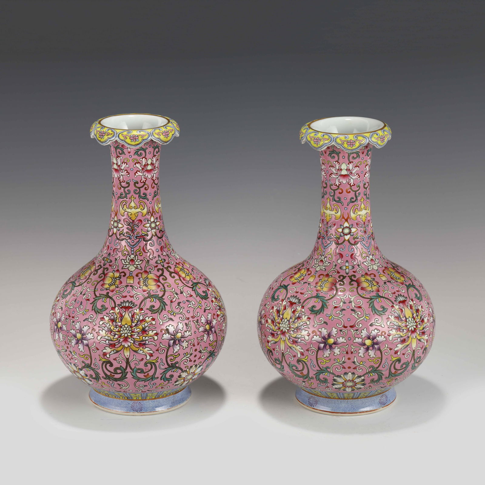 PAIR OF QIANLONG FAMILLE ROSE