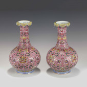 PAIR OF QIANLONG FAMILLE ROSE