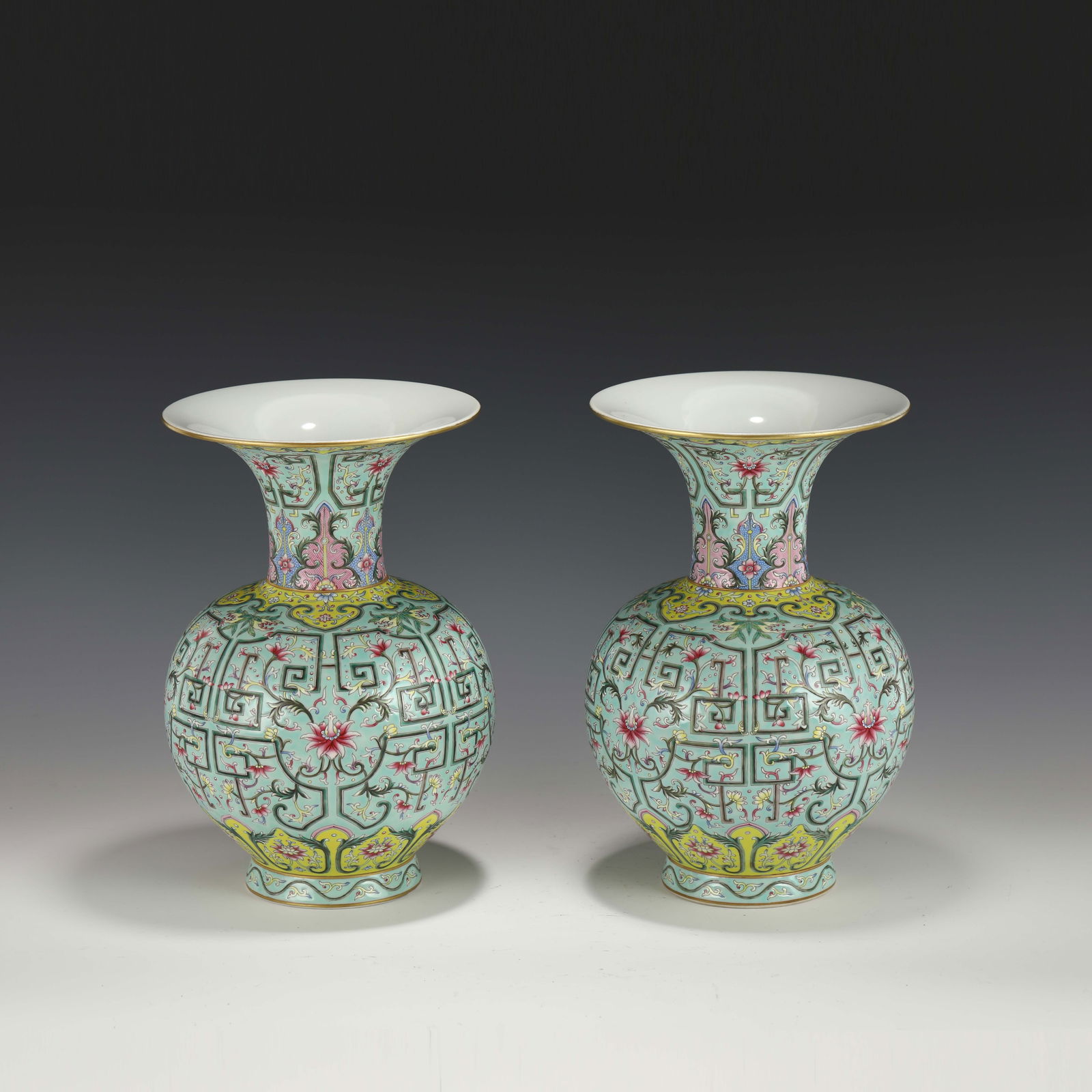 PAIR OF QIANLONG FAMILLE ROSE