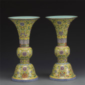 PAIR OF QING FAMILLE JAUNE LOT