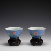 PAIR OF QING QIANLONG FAMILLE