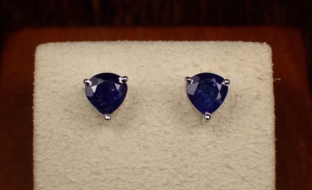 PAIR OF SAPPHIRE AND WHITE GOLD EAR
