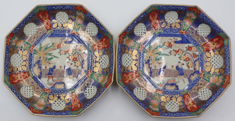 PAIR OF SIGNED JAPANESE IMARI